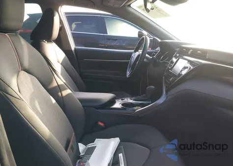 2020 Toyota Camry Le Hybrid z USA, uszkodzony, nr VIN 4T1C31AK3LU019712